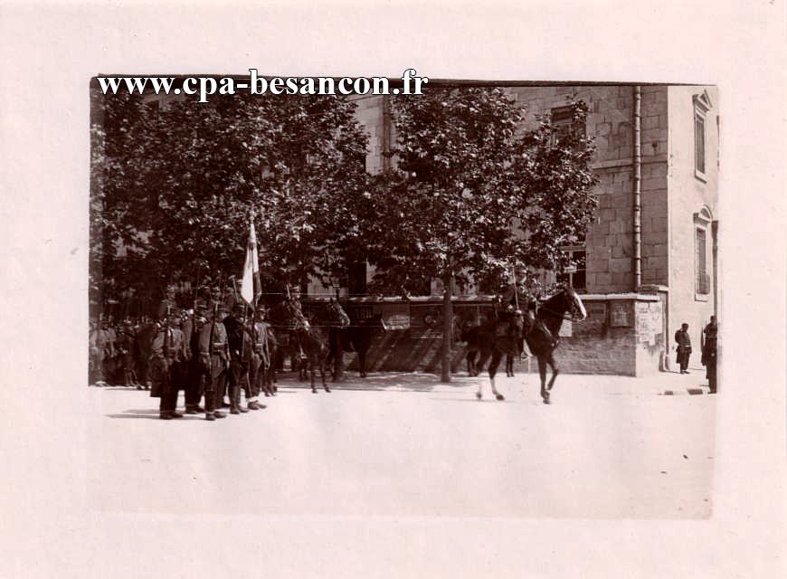 BESANÇON - Défilé militaire de l'infanterie avenue de Canot